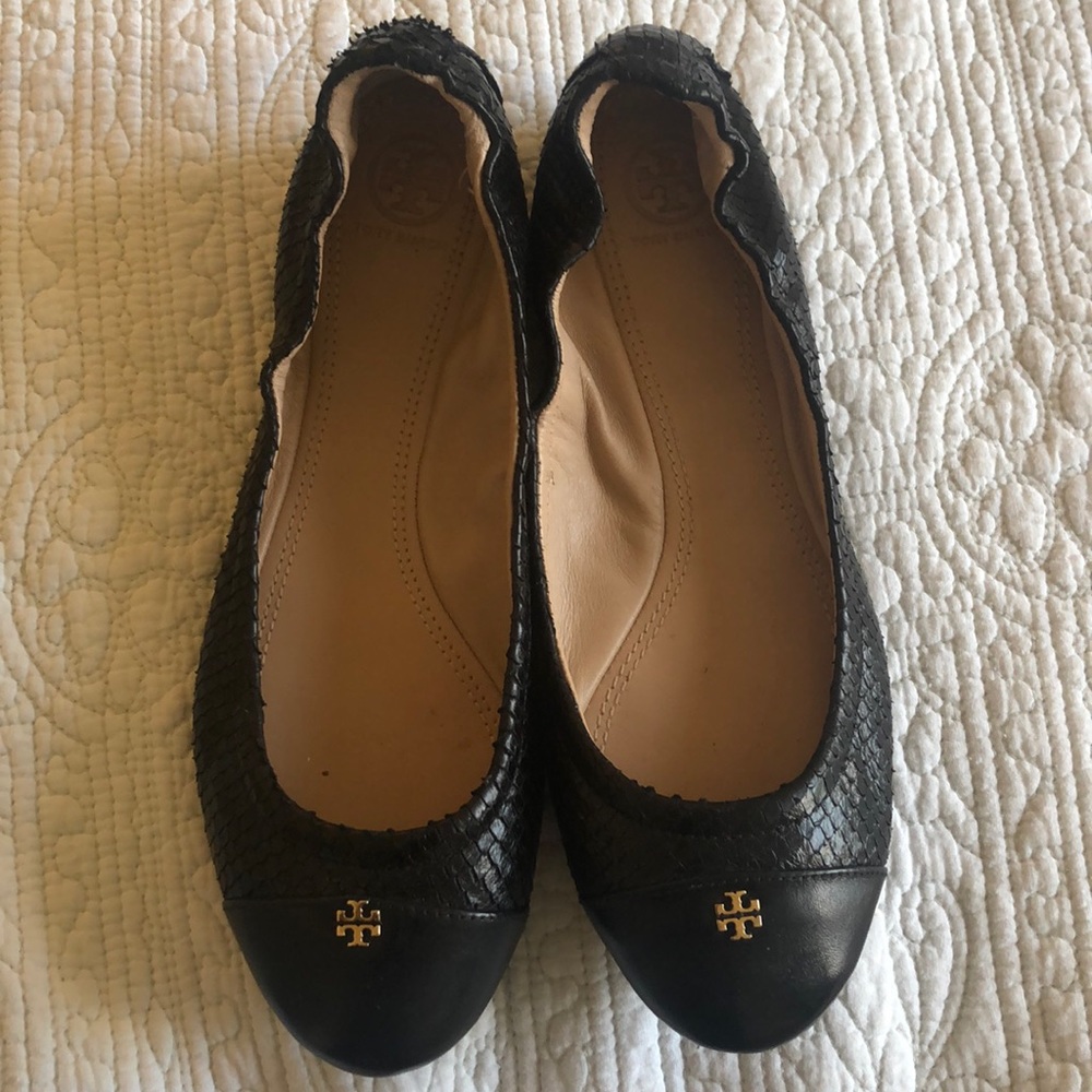 Black Tory Burch ballet flats, snakeskin texture,8